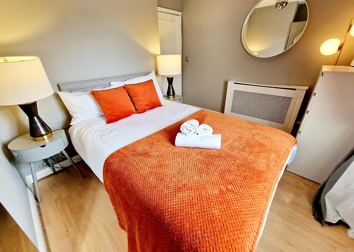 Brilliant 3 Bedroom\'S Apartment In Hyde Park With Elevator - 1 Flight Of Stairs Only
