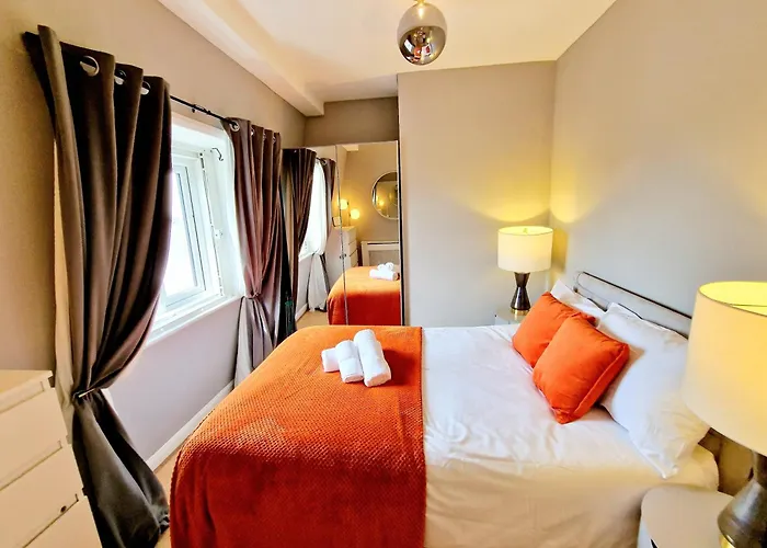 Brilliant 3 Bedroom\'S Apartment In Hyde Park With Elevator - 1 Flight Of Stairs Only
