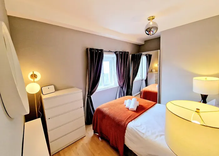 Brilliant 3 Bedroom\'S Apartment In Hyde Park With Elevator - 1 Flight Of Stairs Only